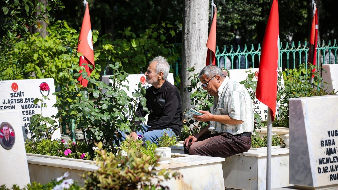 Adana’da Arife Günü Şehitliklere Ziyaretçi Akını (2)