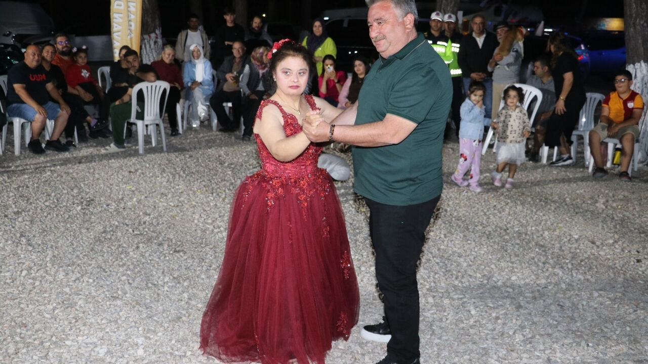 Adana'da Down Sendromlu Birdane'nin Gelinlik Giyme Hayali Gerçek Oldu (1)