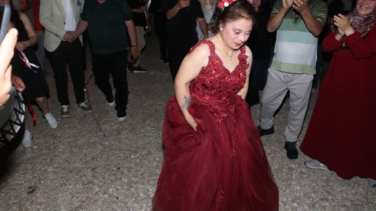 Adana'da Down Sendromlu Birdane'nin Gelinlik Giyme Hayali Gerçek Oldu