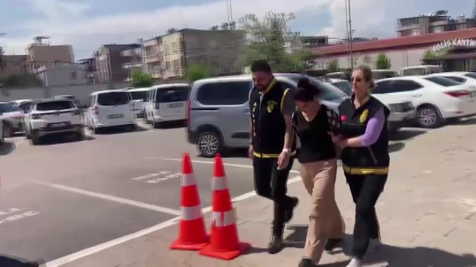 Adana'da Ev Soygunu Güvenlik Kamerasına Yakalandı (3)