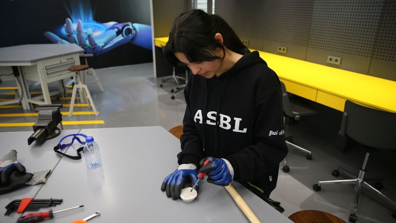 Adana’da Liseli Öğrenci Kabak Lifli Beton Projesiyle 3 Ödül Kazandı (2)