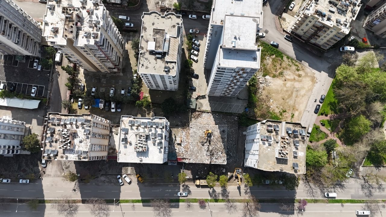 Adana’da Orta Hasarlı Binaların Yıkımı Yeniden Başladı (1)
