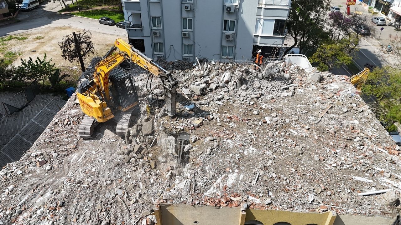 Adana’da Orta Hasarlı Binaların Yıkımı Yeniden Başladı