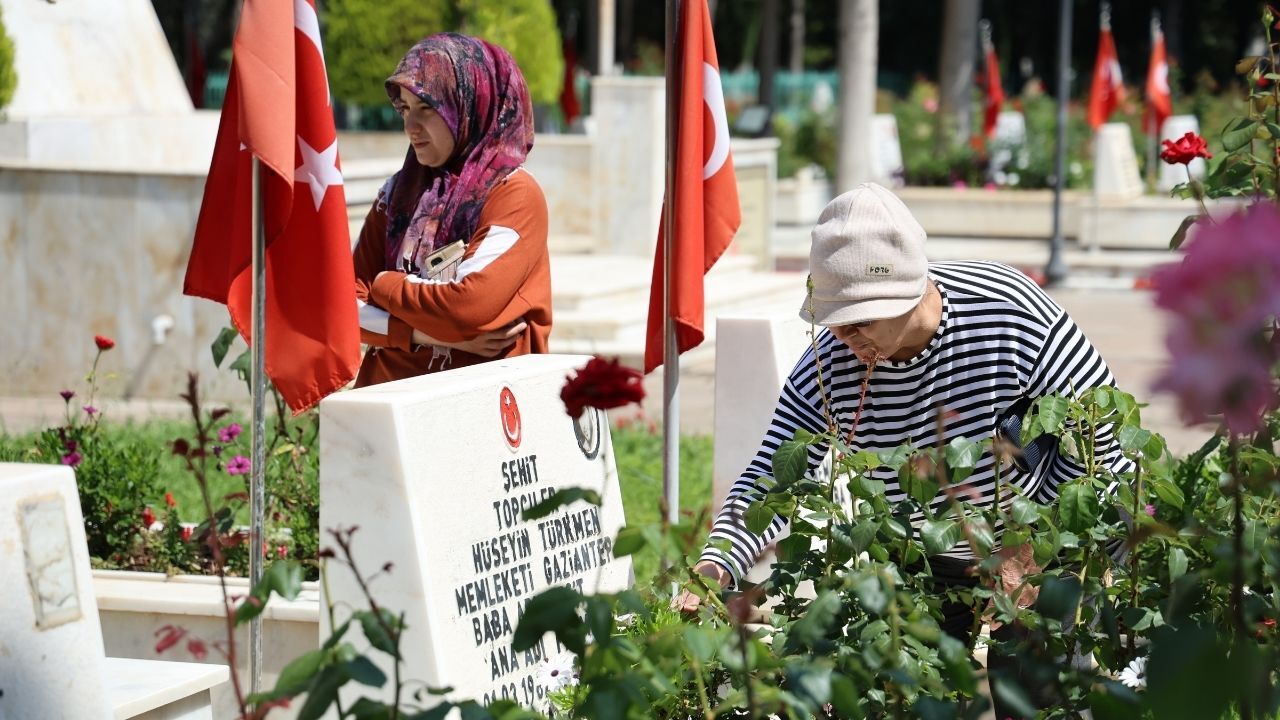 Adana’da Şehitlikte Hüzünlü Bayram Gözyaşları Sel Oldu (2)