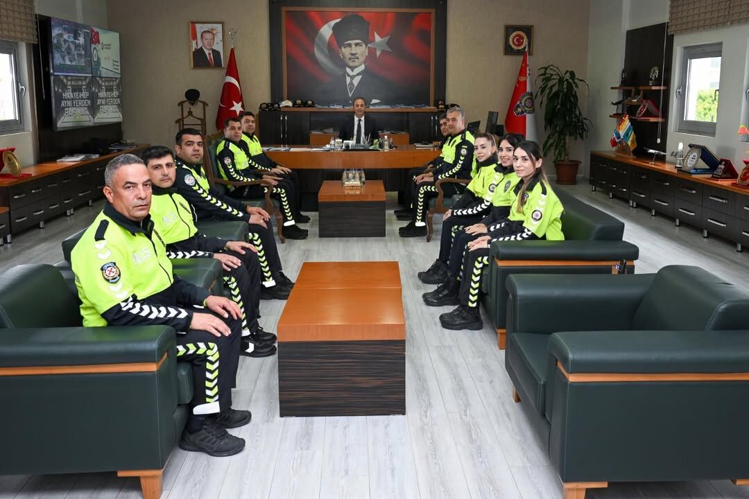 Adana’da Trafik Haftası Gururu Emniyet Müdürü Arıkan Kahramanları Ağırladı (1)