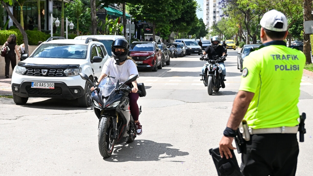 Adana'da Trafik Uygulamasında 274 Motosiklet Sürücüsüne Para Cezası Verildi (1)