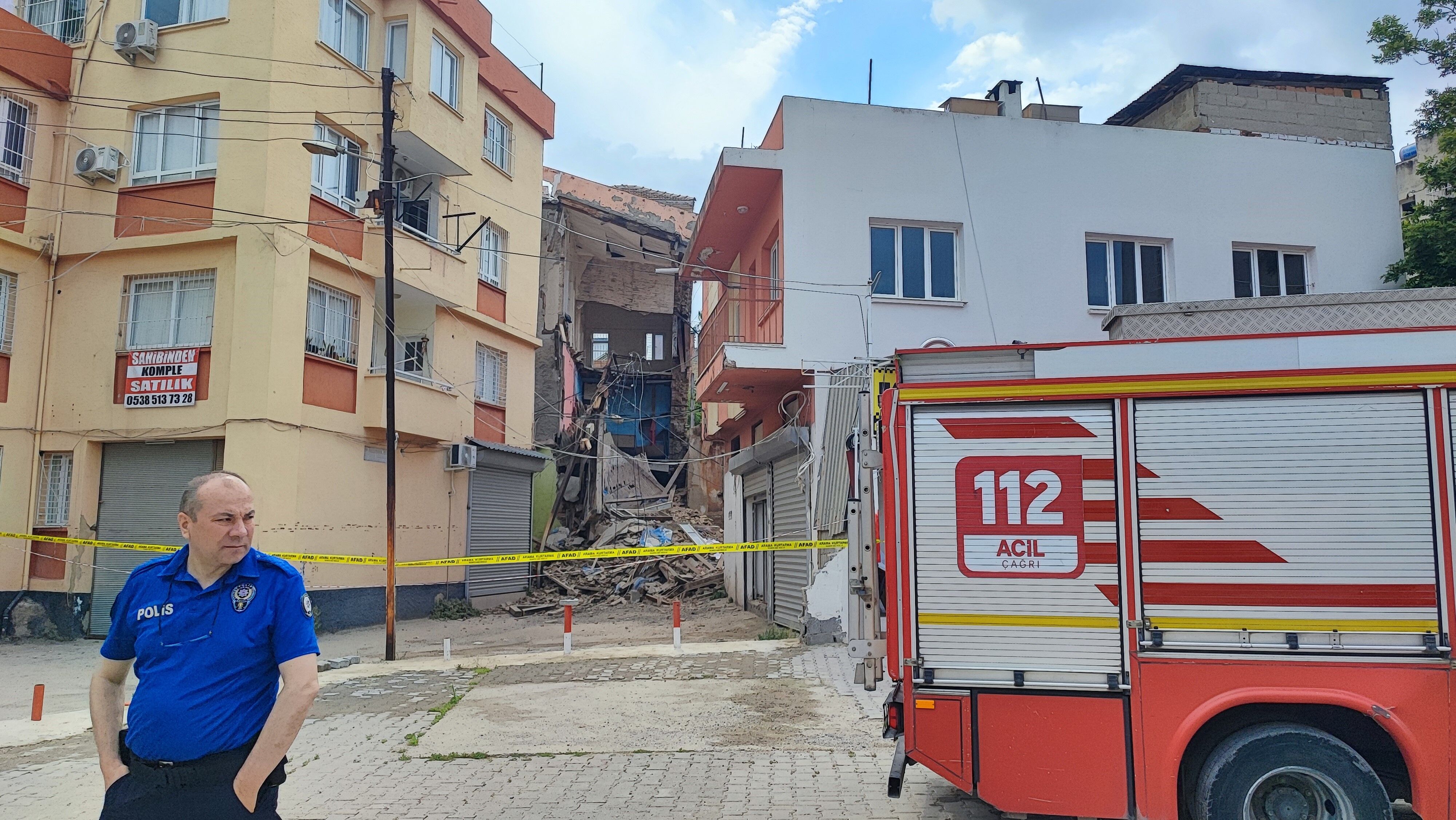 Adana’da Yürekler Ağza Geldi Metruk Bina Saniyeler Içinde Yıkıldı (1)-1