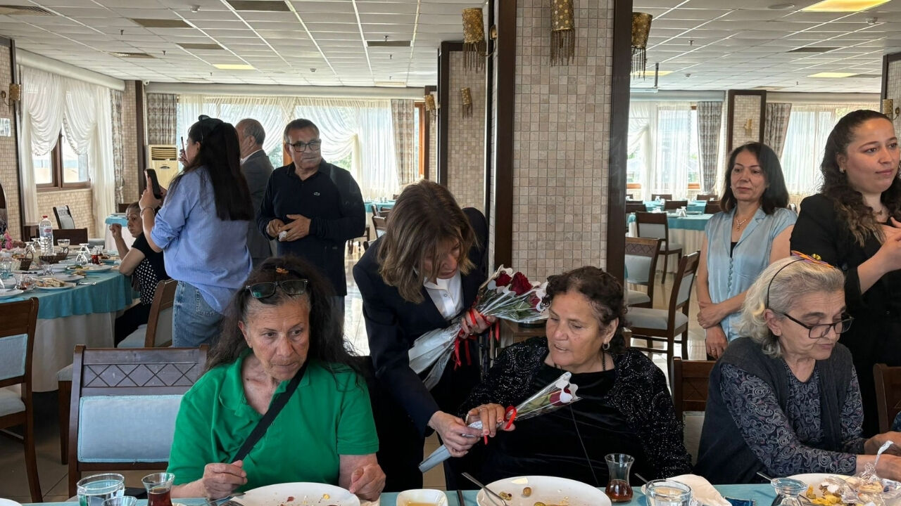 Ak Parti Adana’dan Huzurevi Sakinlerine Anneler Günü Ziyareti (2)