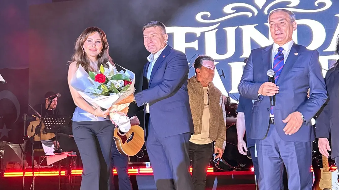 Atü’de Funda Arar Rüzgarı Esti Başkan Şimşek Gençlerin Coşkusuna Ortak Oldu! (4)