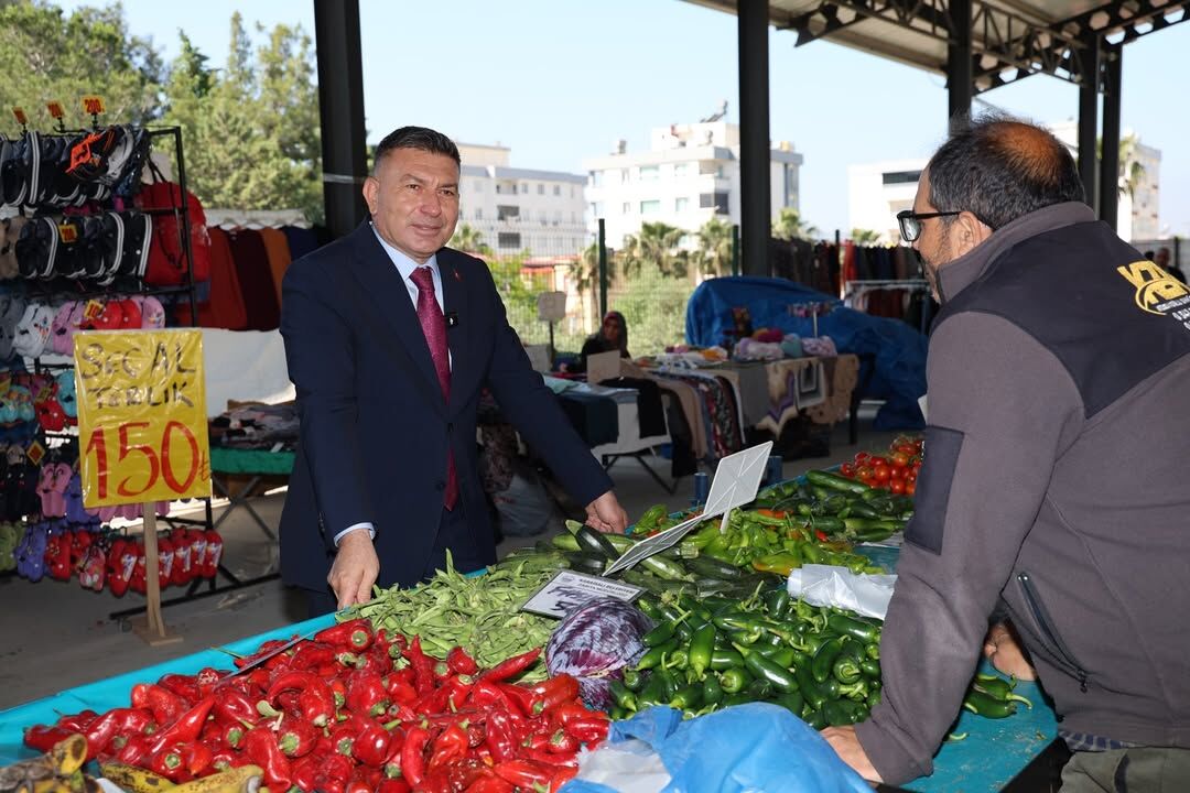 Başkan Şimşek Arife Günü Semt Pazarında Esnaf Ve Vatandaşla Buluştu (1)