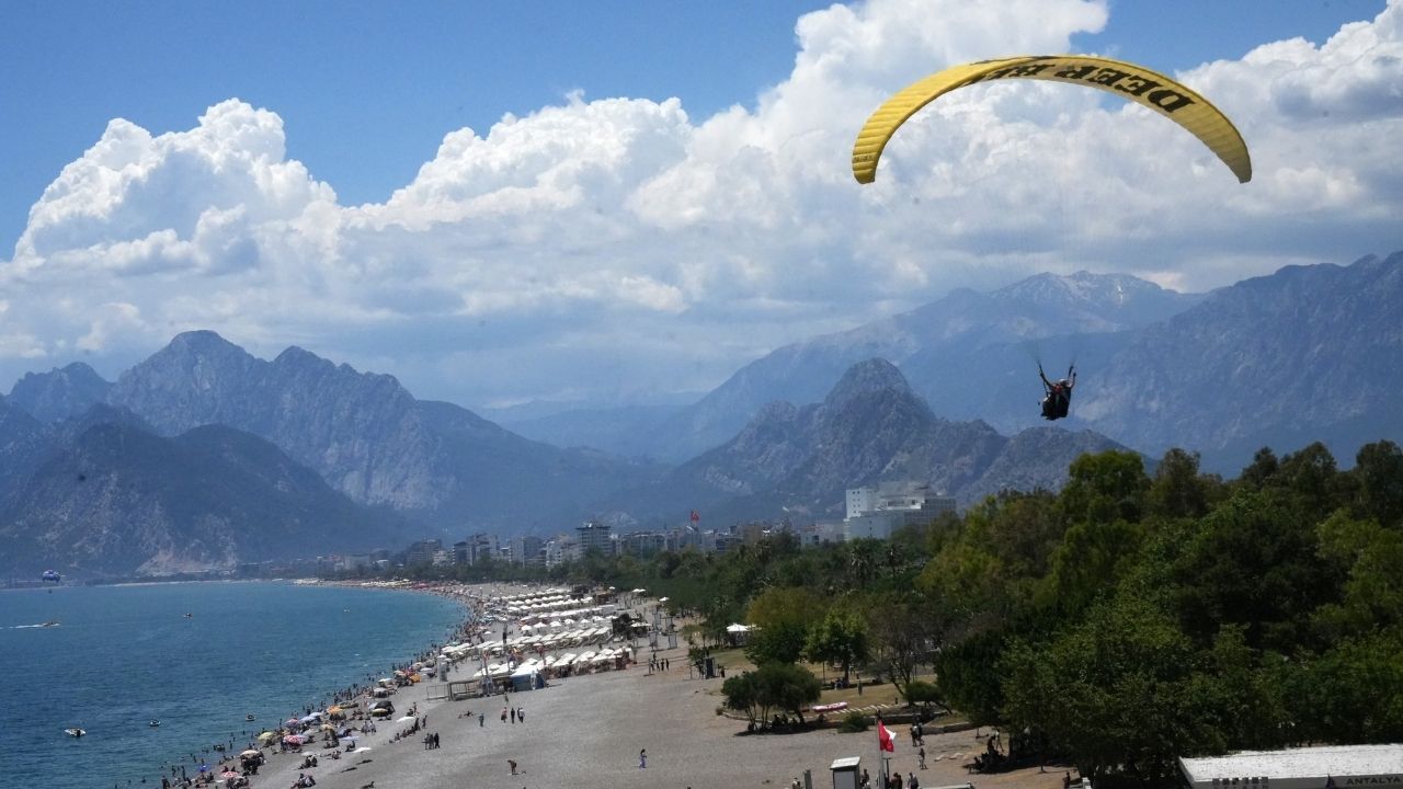 Bayramın Ilk Gününde Tatilciler Antalya Sahillerine Akın Etti