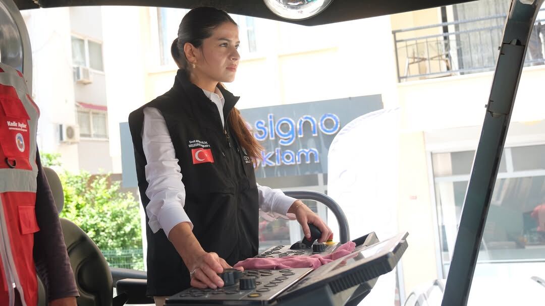 Ceyhan’da Asfalt Seferberliği Cumhuriyet Mahallesi’nin Yolları Yenileniyor! (2)