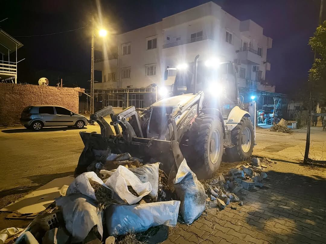 Ceyhan’da Gece Mesaisi Hafriyat Atıkları Temizlendi (2)