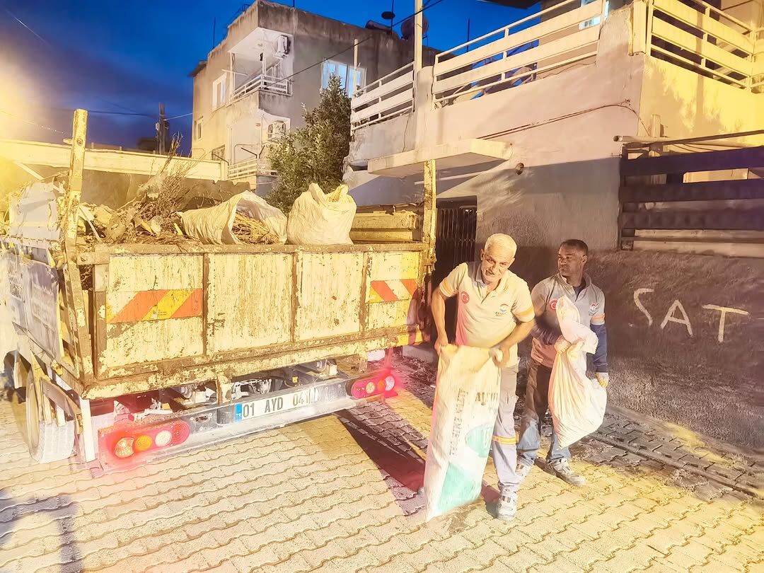 Ceyhan’da Gece Mesaisi Hafriyat Atıkları Temizlendi (3)