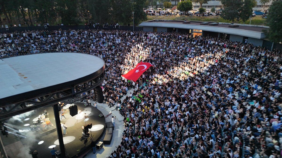 Çukurova Üniversitesi’nde Gençlik Bayrak Etrafında Kenetlendi