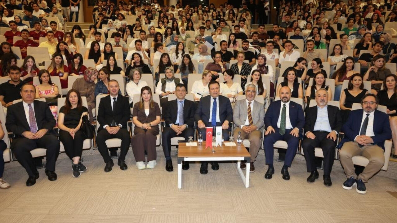 Çukurova Üniversitesi’nde Sağlık Kariyer Fuarı Düzenlendi (1)
