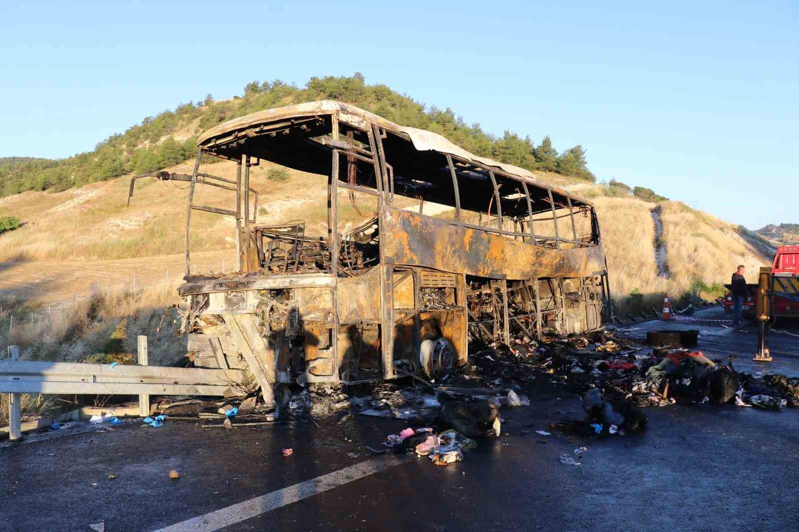 Denizli’deki 8 Kişinin Öldüğü Otobüsten Geriye Demir Yığını Kaldı (1)