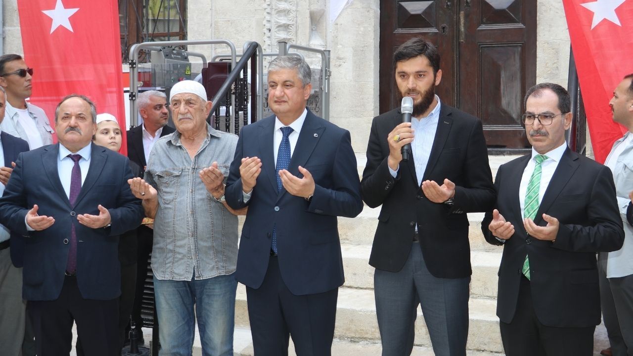 Depremde Hasar Gören 344 Yıllık Cami Yeniden Ibadete Açıldı (1)