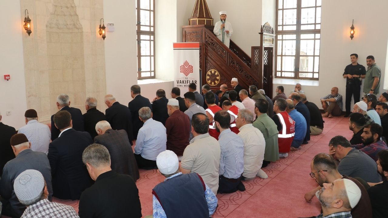 Depremde Hasar Gören 344 Yıllık Cami Yeniden Ibadete Açıldı