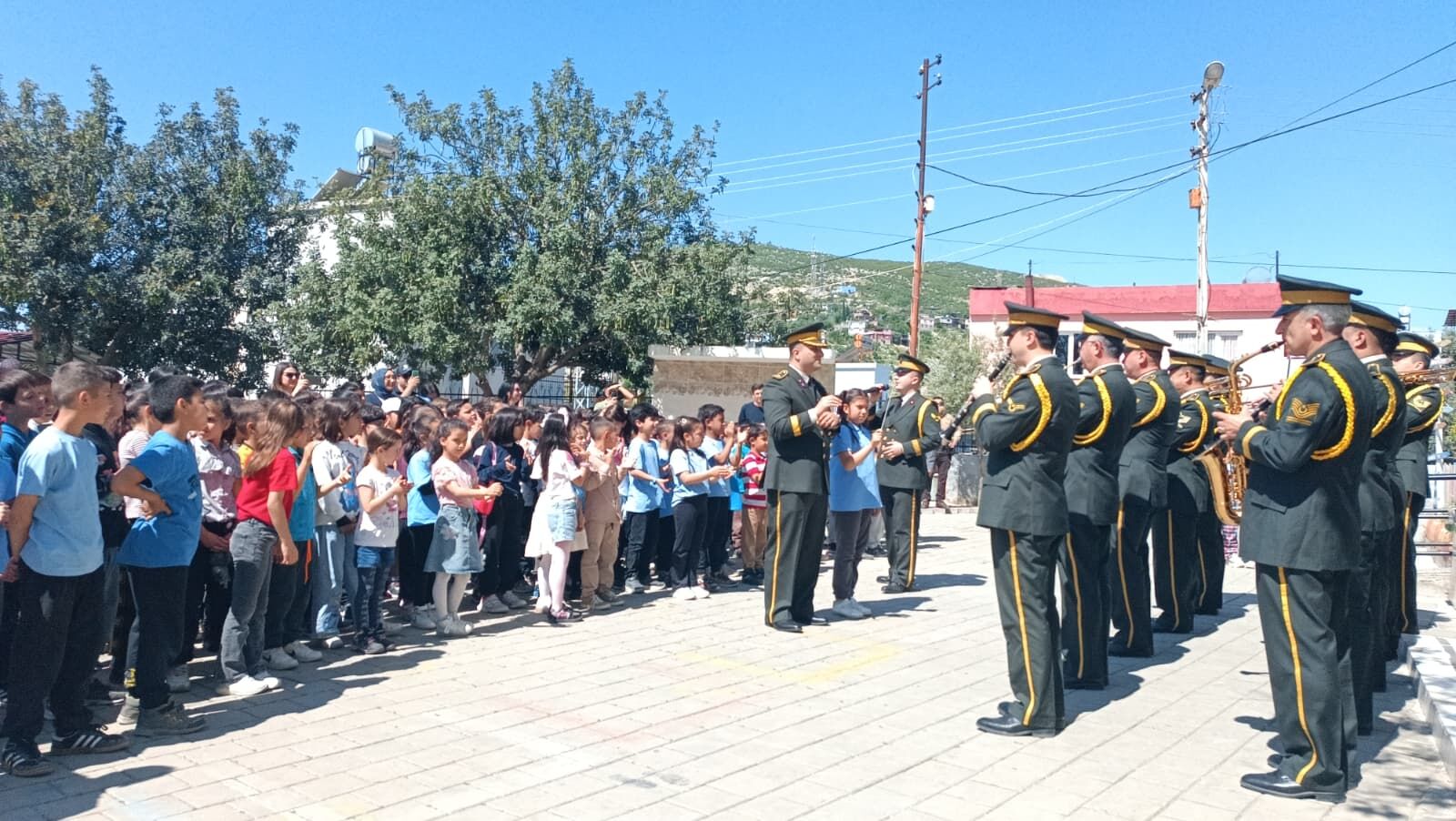 Karaisalı’da Askeri Bando Coşkusu Minik Şefler Bageti Devraldı (2)