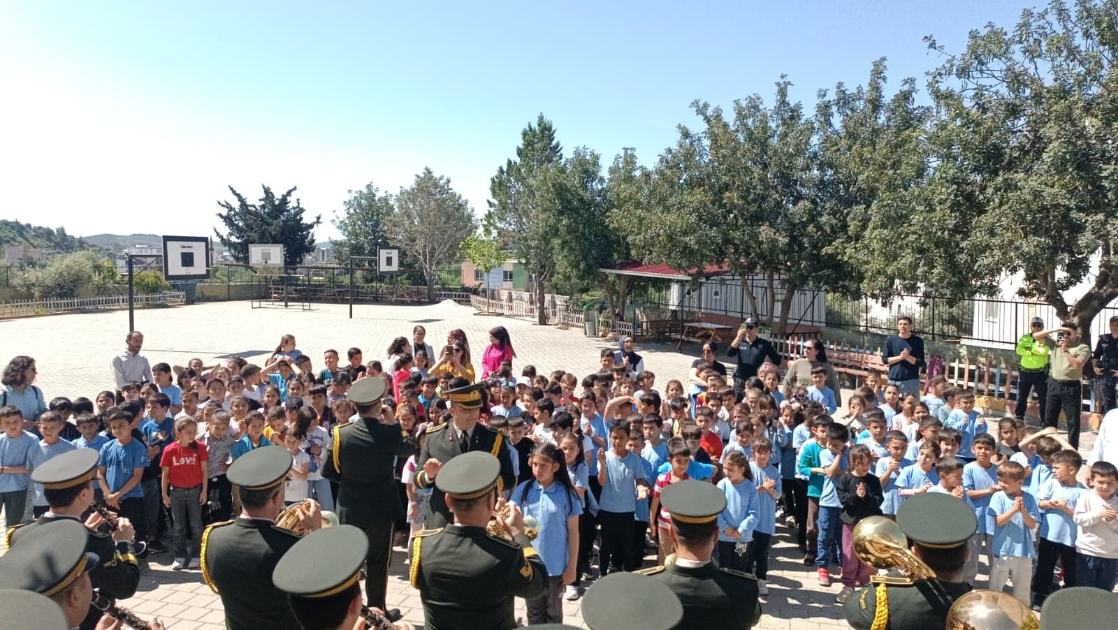 Karaisalı’da Askeri Bando Coşkusu Minik Şefler Bageti Devraldı (3)