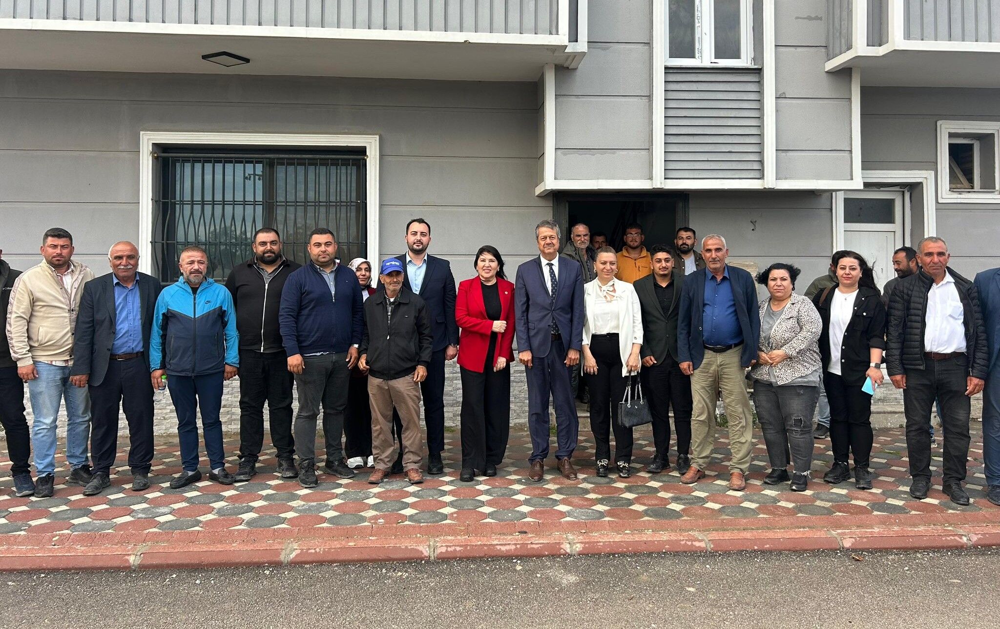 Karamık Karataş’ta Sahaya Indi Esnaf Ve Vatandaşlarla Buluştu (5)
