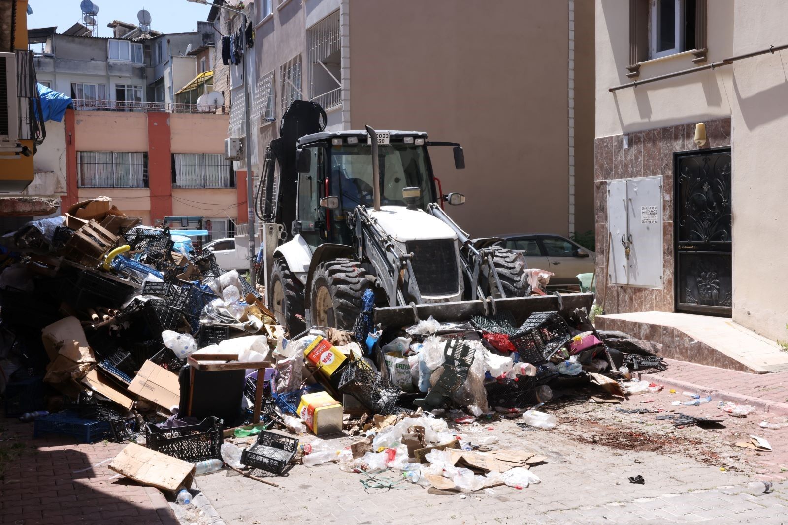 Kötü Kokunun Sırrı Ortaya Çıktı! Evden Tonlarca Çöp Çıkarıldı (2)