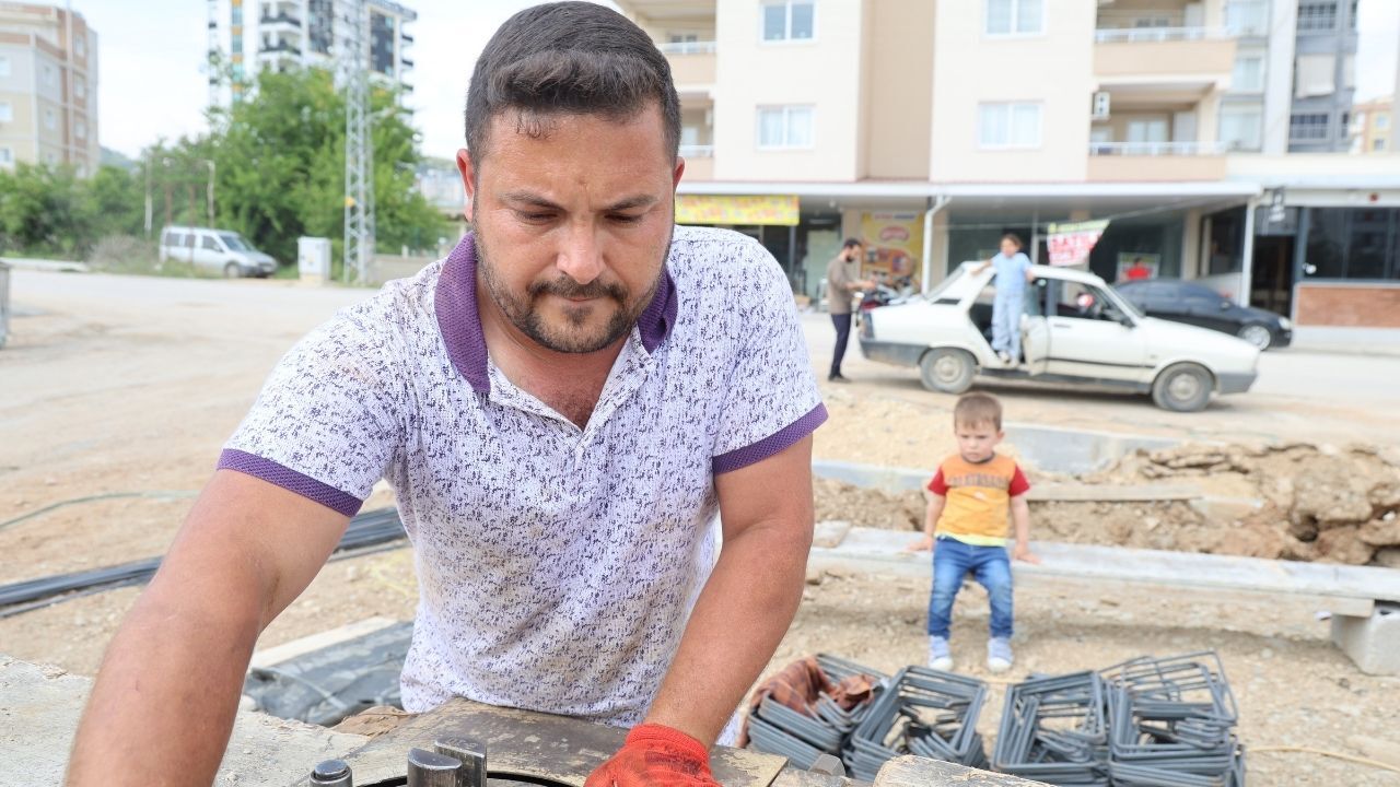 Kozan’da 1 Mayıs’ta İnşaat İşçileri Sıcakta Mesai Yaptı (1)