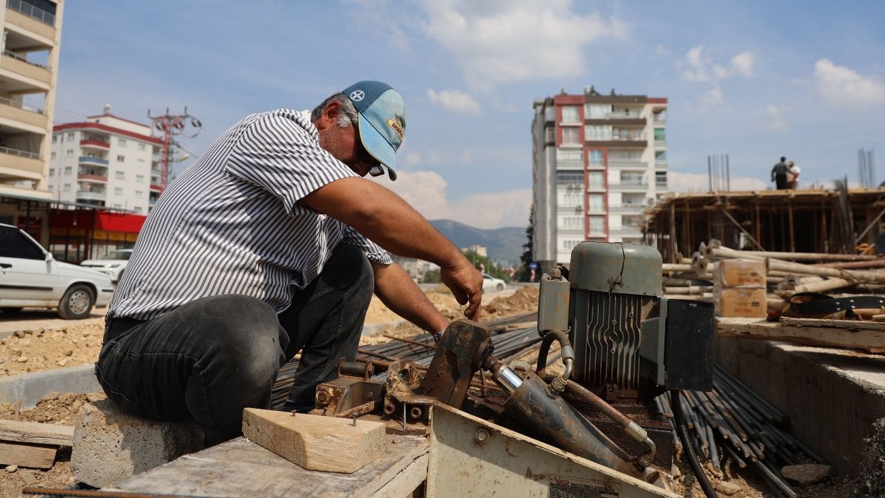 Kozan’da 1 Mayıs’ta İnşaat İşçileri Sıcakta Mesai Yaptı