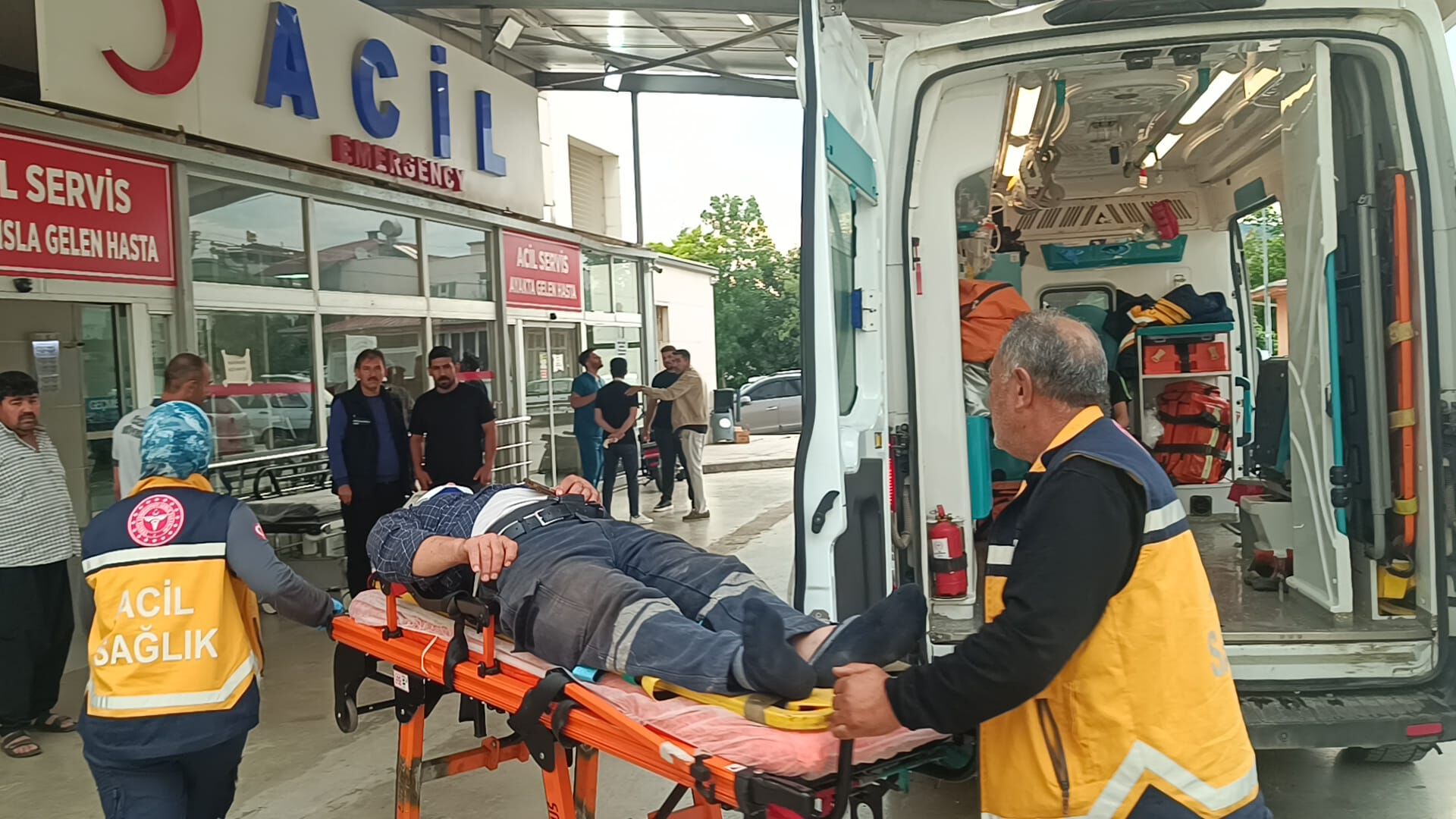 Kozan’da Iki Otomobil Çarpıştı 1’I Bebek 7 Yaralı (2)