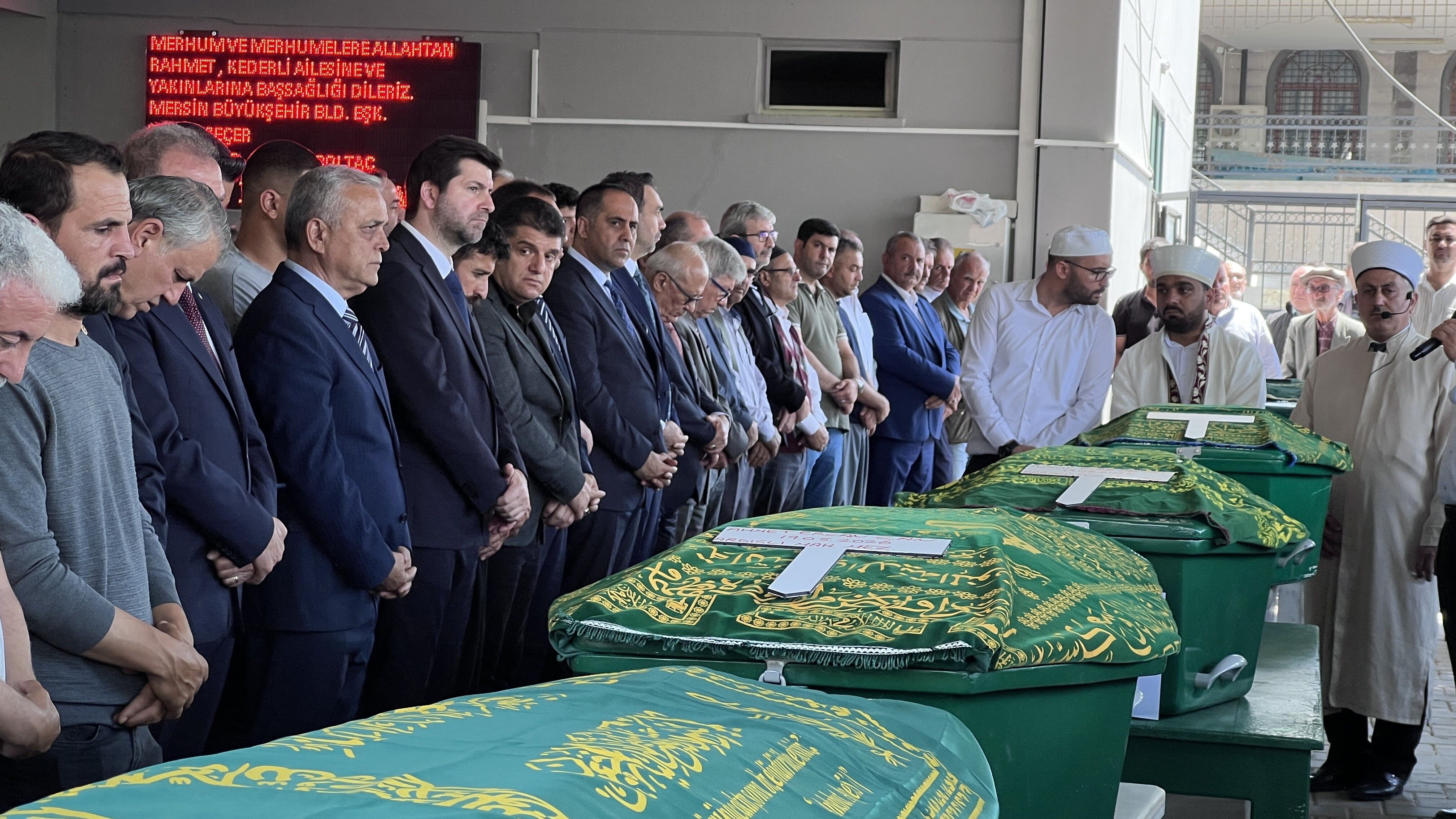 Mersin’deki Katliamın Kurbanları Son Yolculuğuna Uğurlandı (1)