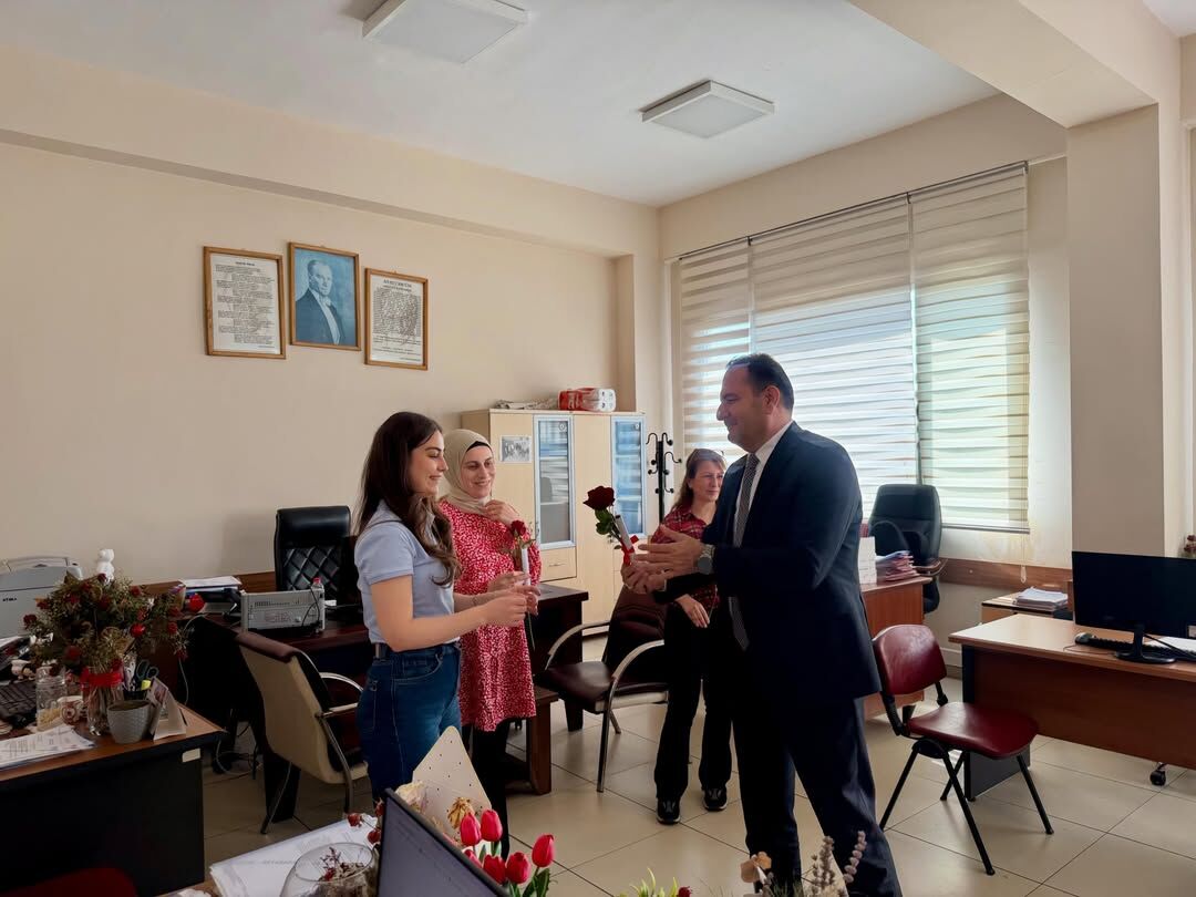 Mesaide Anneler Günü Sürprizi Çiçeklerle Kutladılar (3)