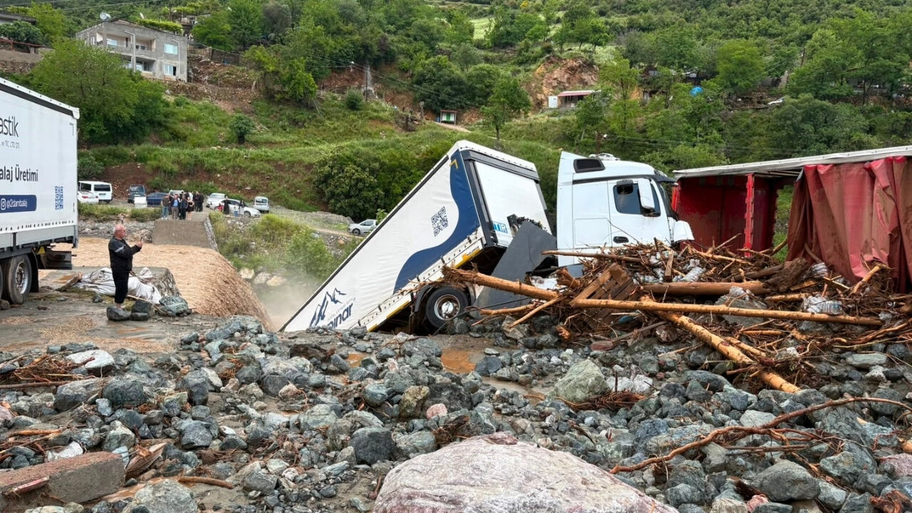 Sağanak Sonrası Heyelan 6 Tır Zarar Gördü (1)