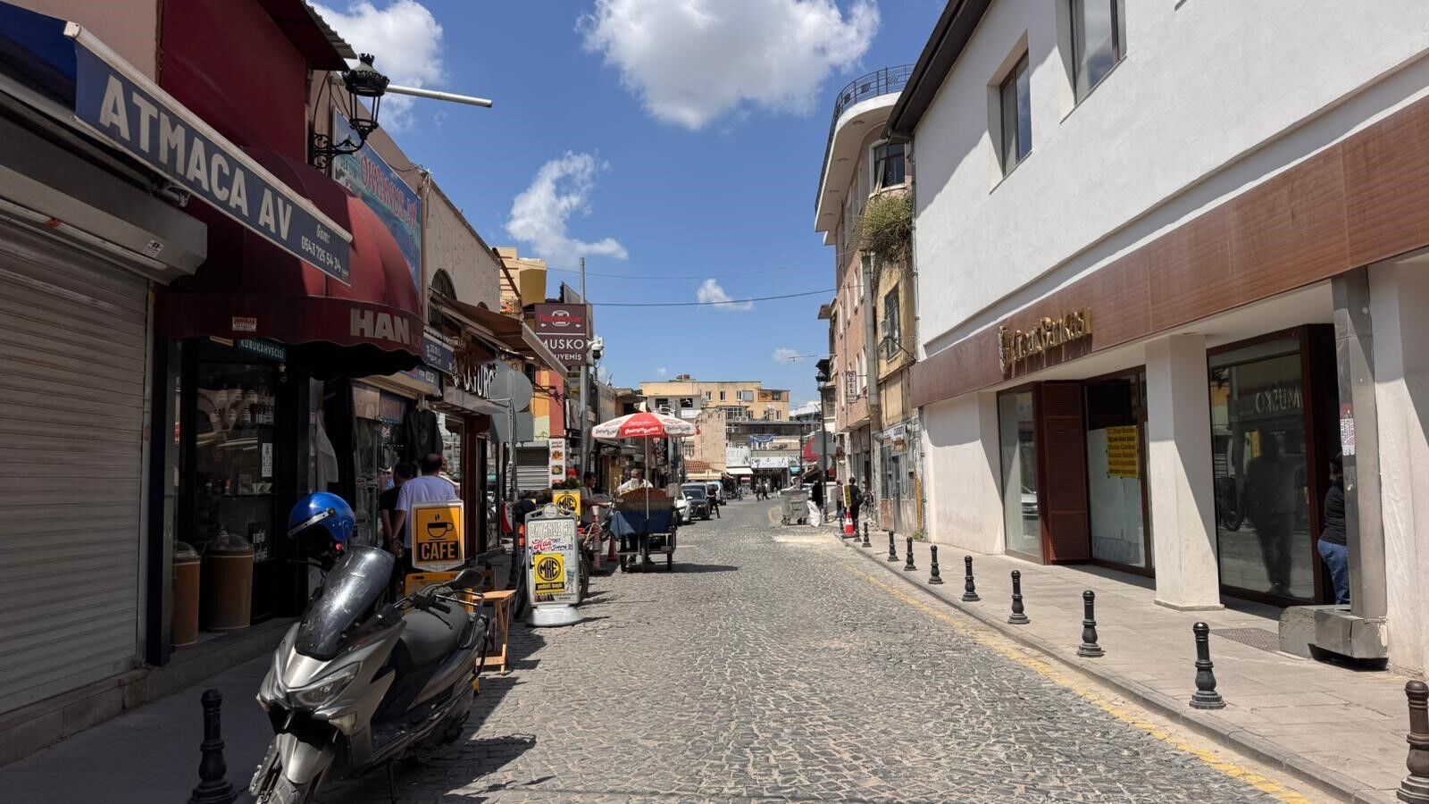 Tarihi Büyük Saat Esnafından Belediyeye Otopark Ve Bakımsızlıktan Tepki