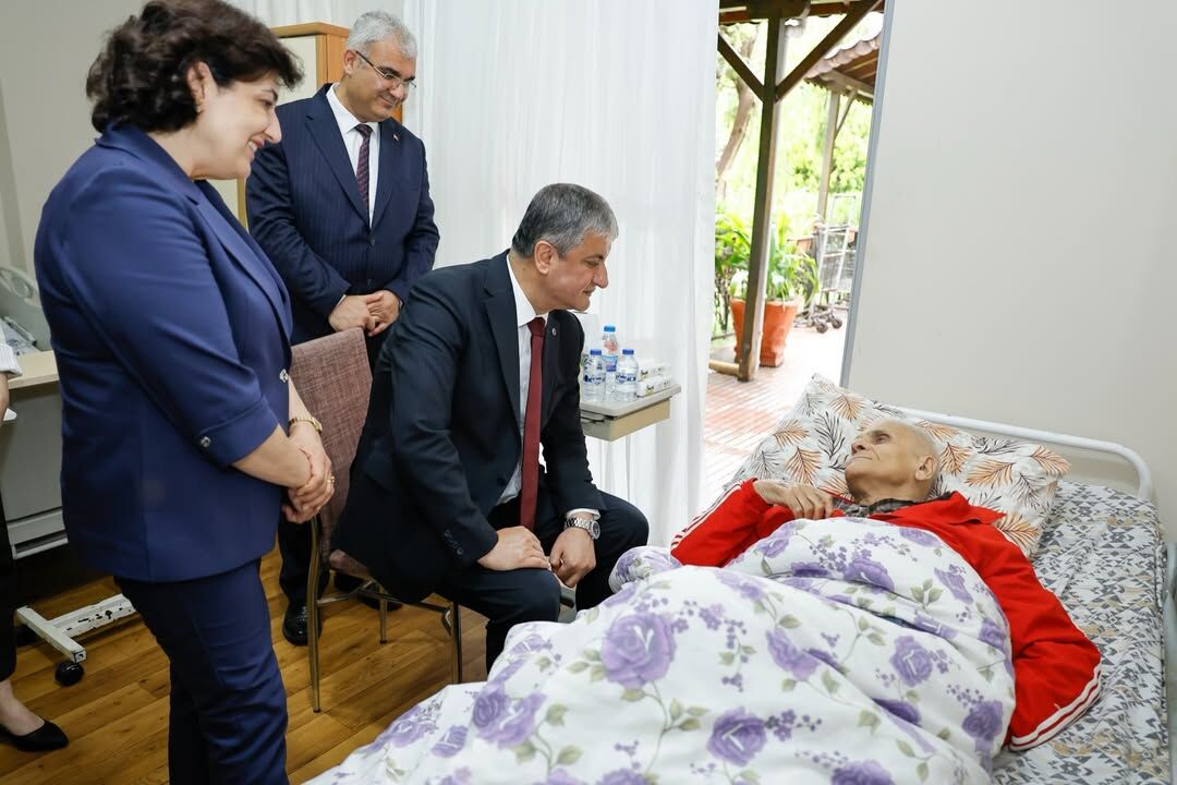 Vali Yavuz Huzurevi’nde Büyüklerin Bayram Sevincine Ortak Oldu (3)