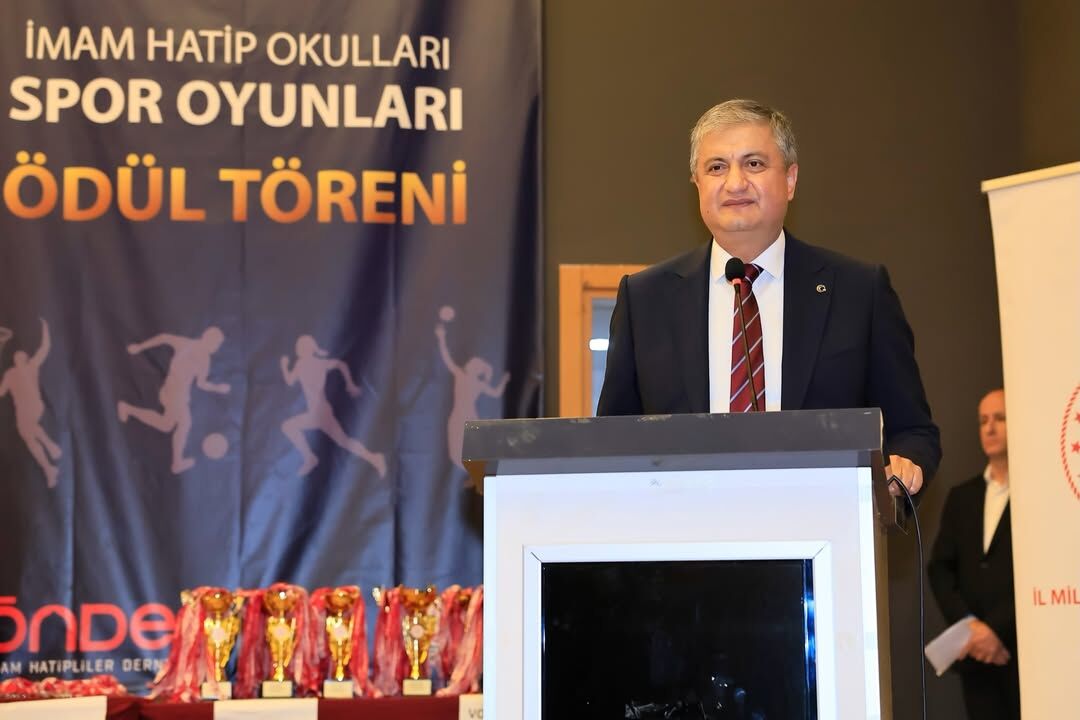 Vali Yavuz, İmam Hatip Okulları Spor Oyunları’nda Gençlerin Heyecanına Ortak Oldu (2)