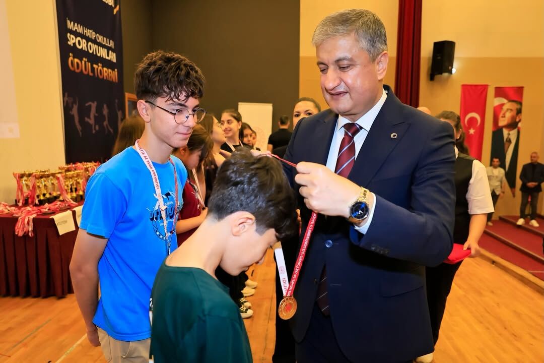 Vali Yavuz, İmam Hatip Okulları Spor Oyunları’nda Gençlerin Heyecanına Ortak Oldu (3)