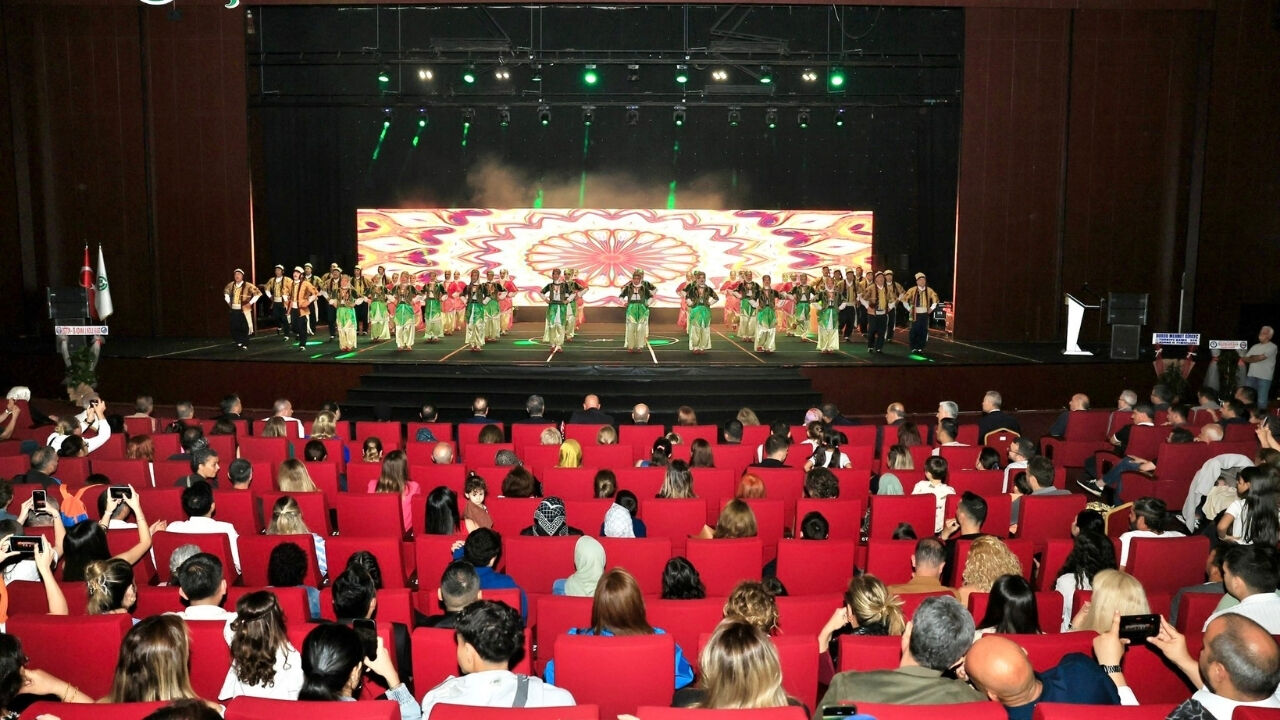 Vali Yavuz, Maarif Halk Dansları Topluluğu Gösterisini Izledi