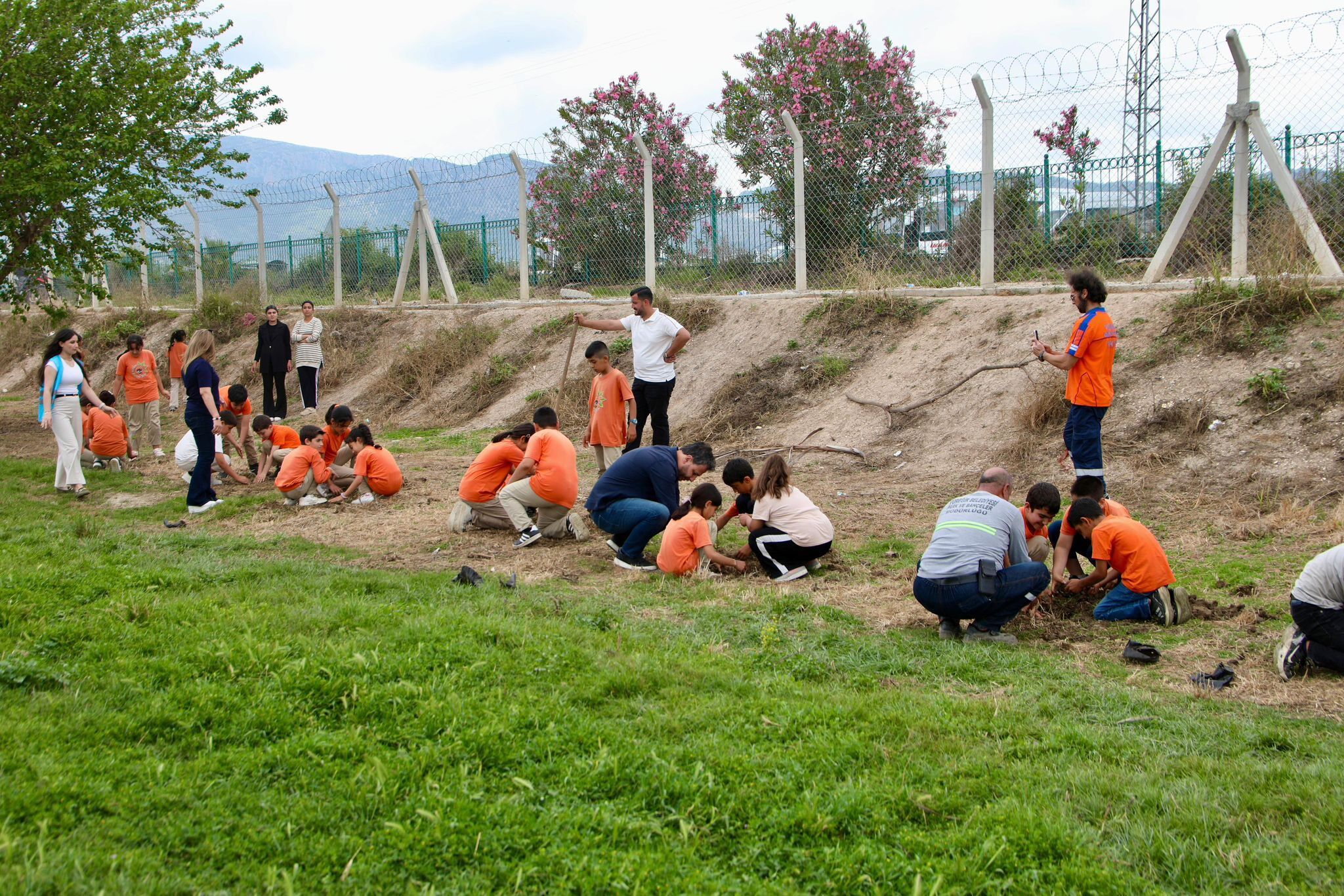 Yüreğir’de Dünya Çiftçiler Günü’nde Çocuklarla Fidan Dikimi2