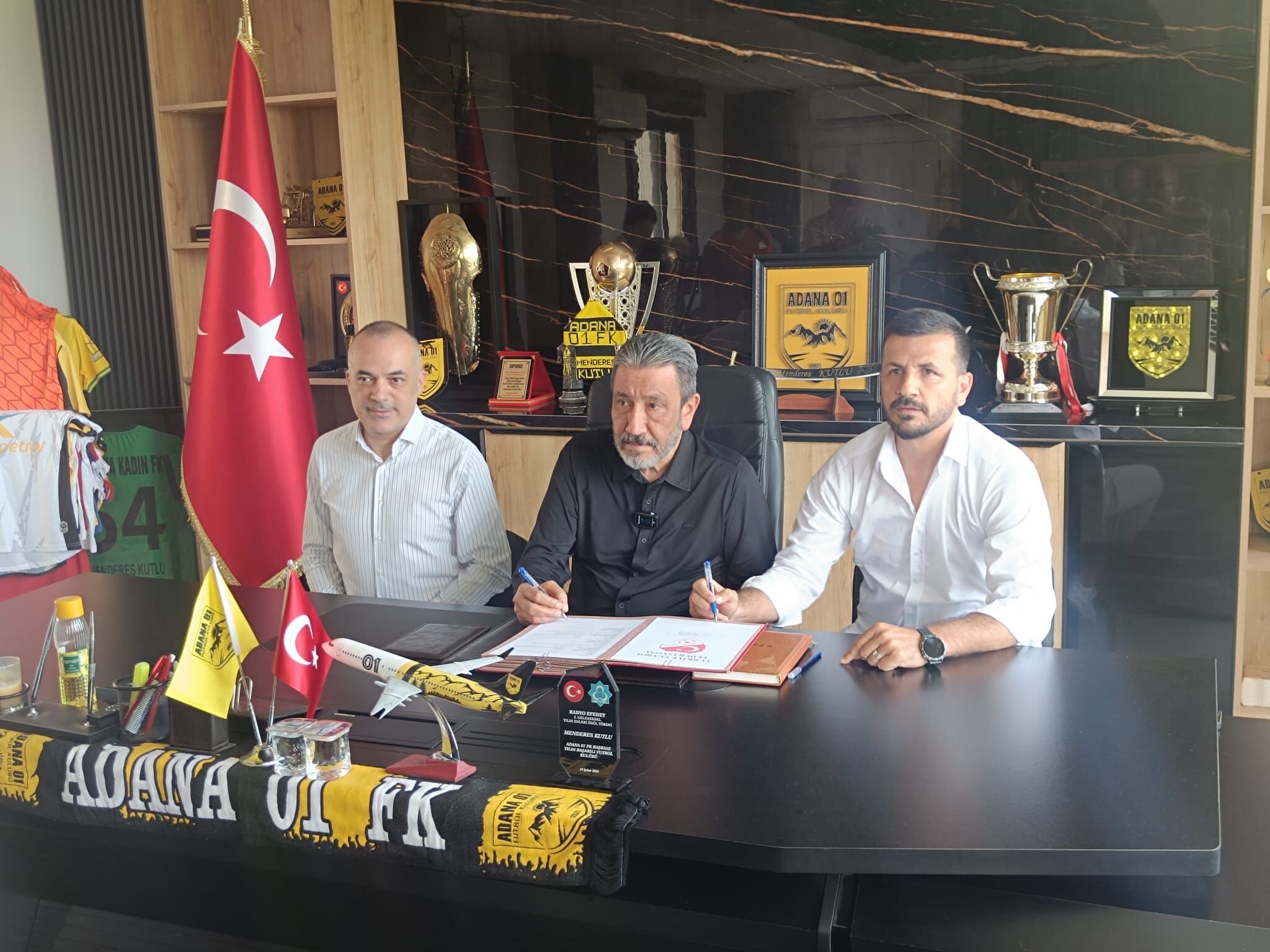 Adana 01 Fk'da Yeni Hoca Cafer Elek'in İmza Töreni