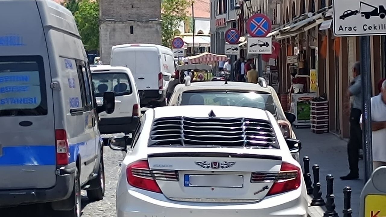 Adana Büyük Saat’te Kaldırım Işgali Ve Park Sorunu Büyüyor (1)