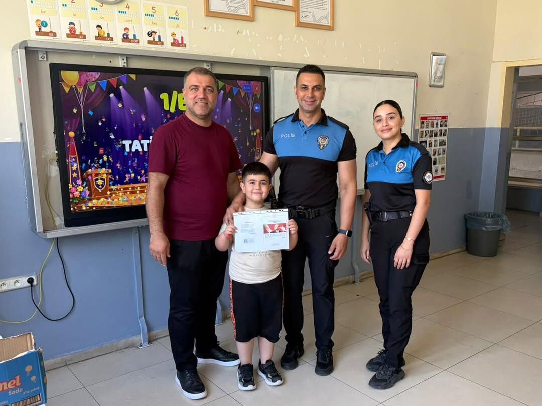 Adana Emniyeti Çocukların Karne Heyecanına Ortak Oldu (2)