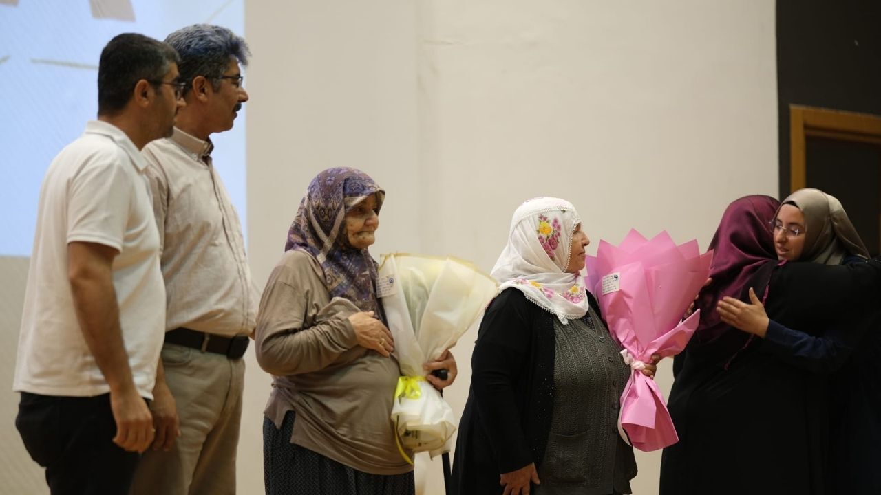 Adana'da 27 Yıllık Eğitimciye Vefa Salonda Duygusal Anlar Yaşandı (2)