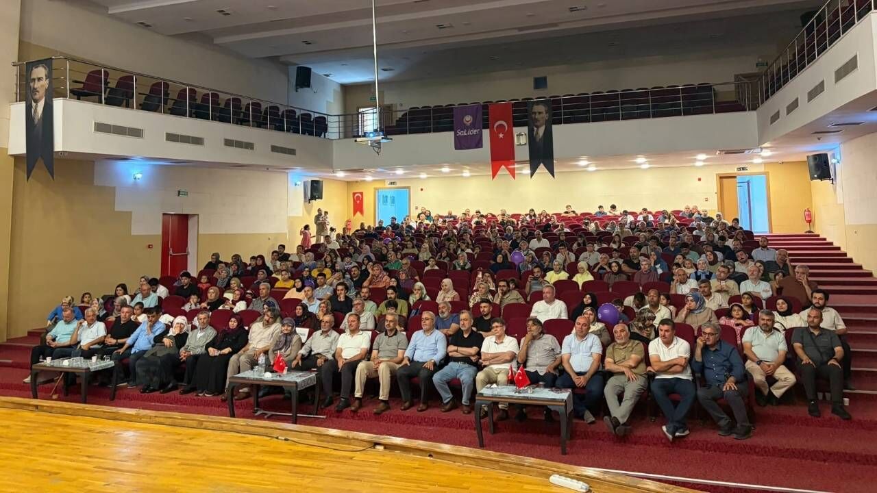 Adana'da 27 Yıllık Eğitimciye Vefa Salonda Duygusal Anlar Yaşandı