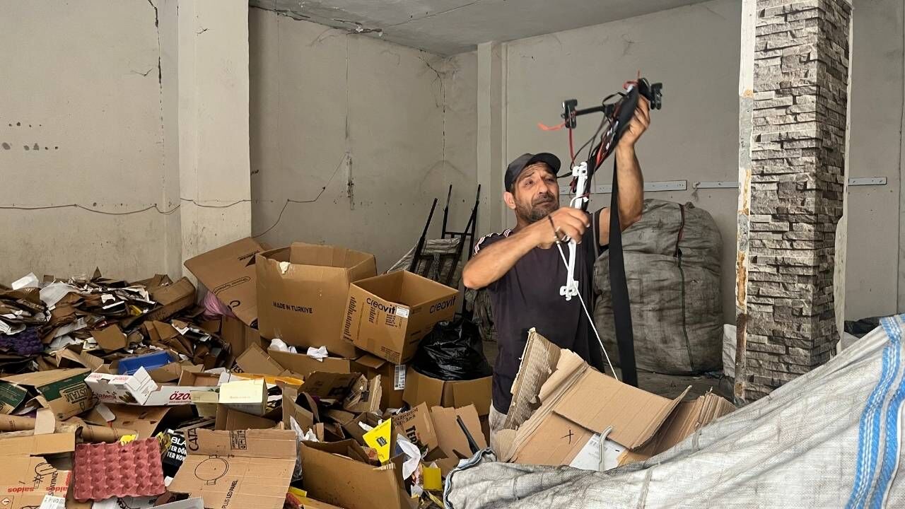 Adana'da 33 Yıldır Sokaklarda Çalıştı, Kızını Birincilikle Mezun Etti (3)
