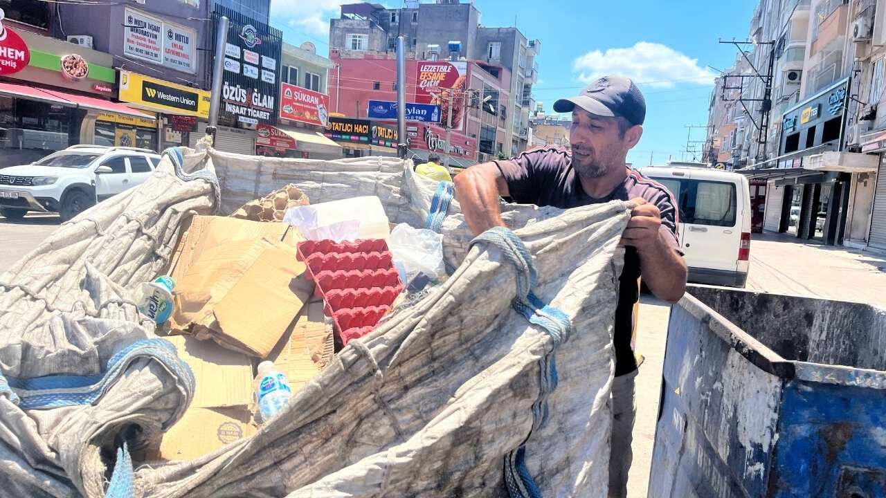 Adana'da 33 Yıldır Sokaklarda Çalıştı, Kızını Birincilikle Mezun Etti