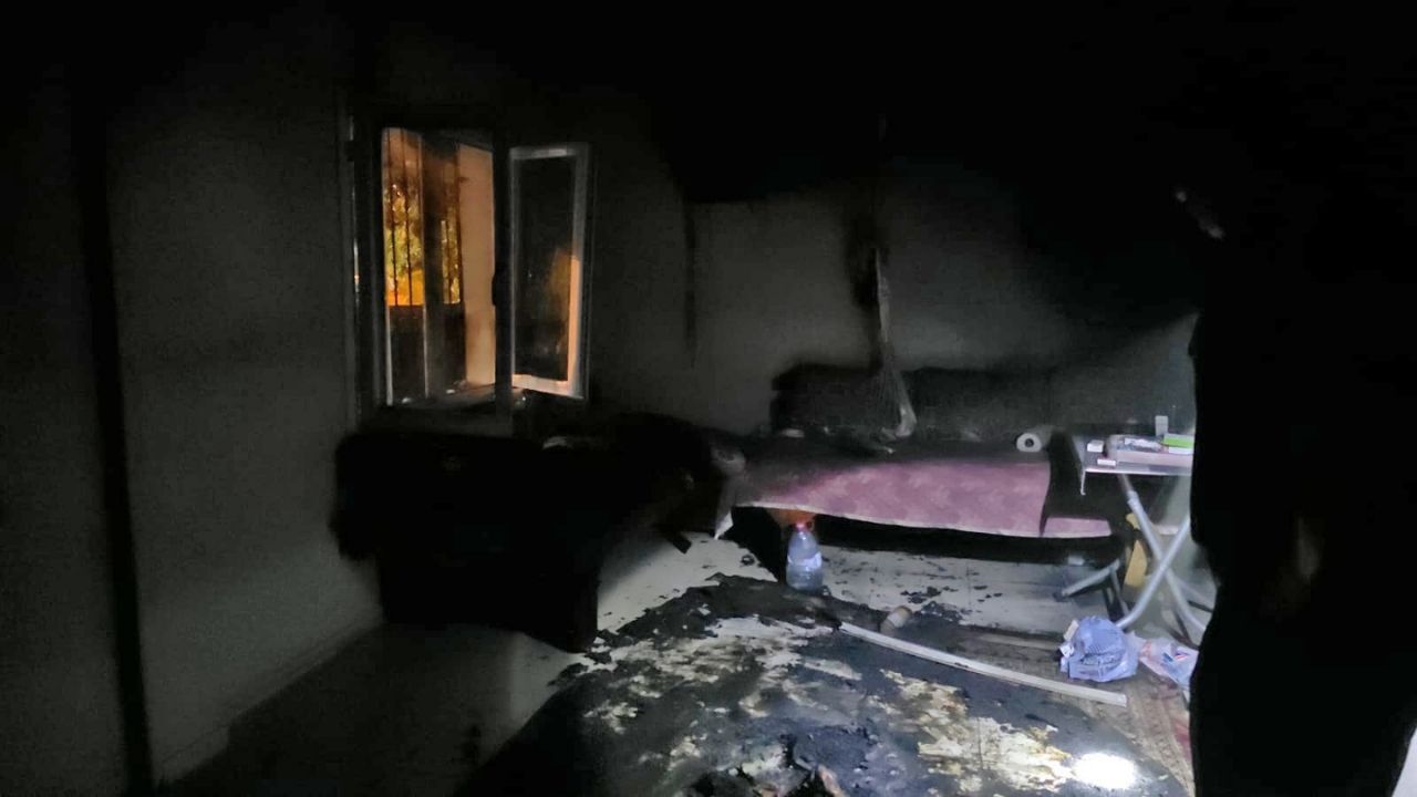 Adana'da Ev Yangını Paniği Yaşlı Adamı Son Anda Kurtardı (1)