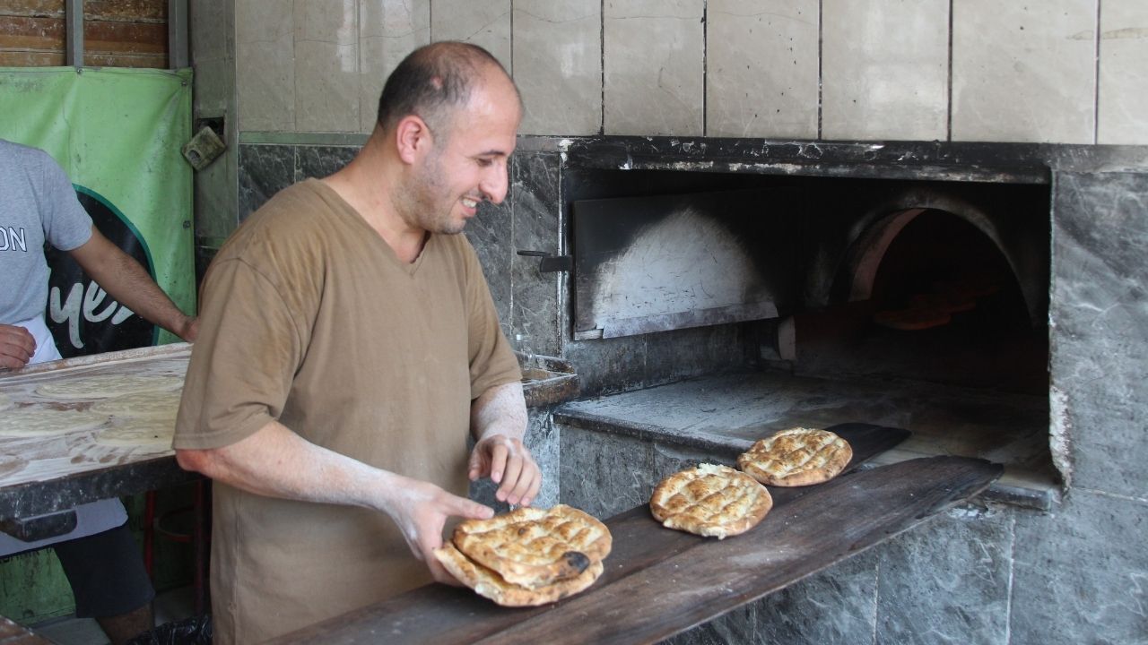 Adana'da Fırıncılar 80 Derecede Ekmek Mesaisinde