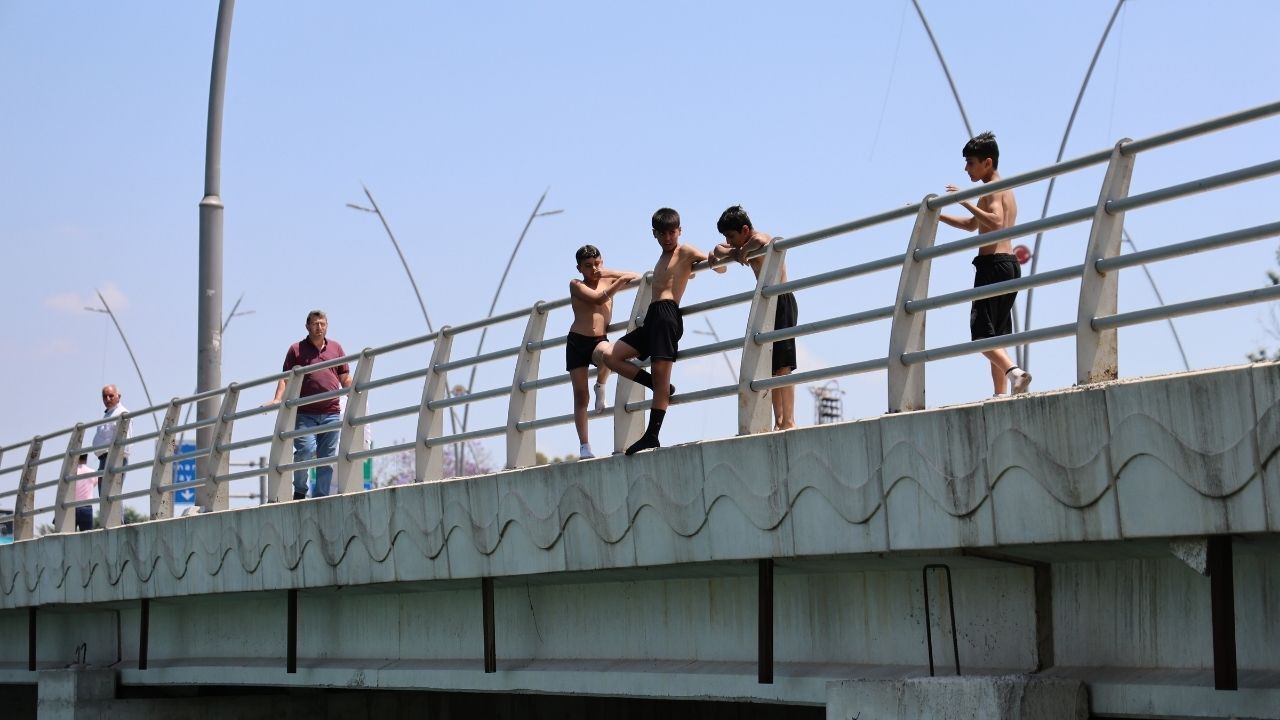 Adana'da Her Yıl Aynı Manzara Çocuklar Ölümüne Nehre Atlıyor