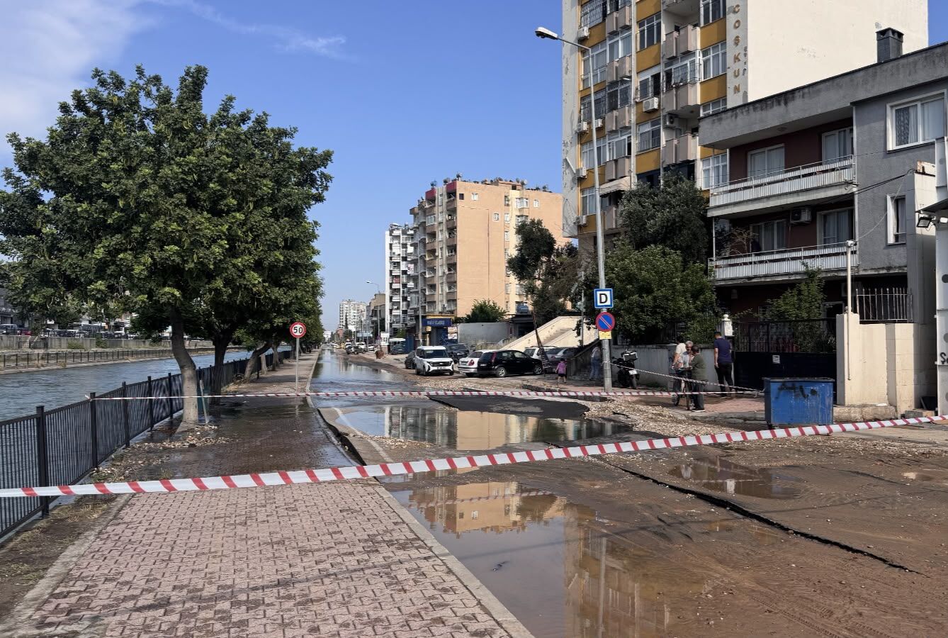 Adana'da içme suyu hattı patladı: Seyhan'da cadde ulaşıma kapatıldı